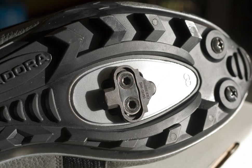 Clipless clearance pedal cleats